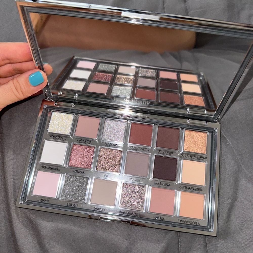 HUDA beauty Eyeshadow Palette - 18 Shades - Picture 2 of 5